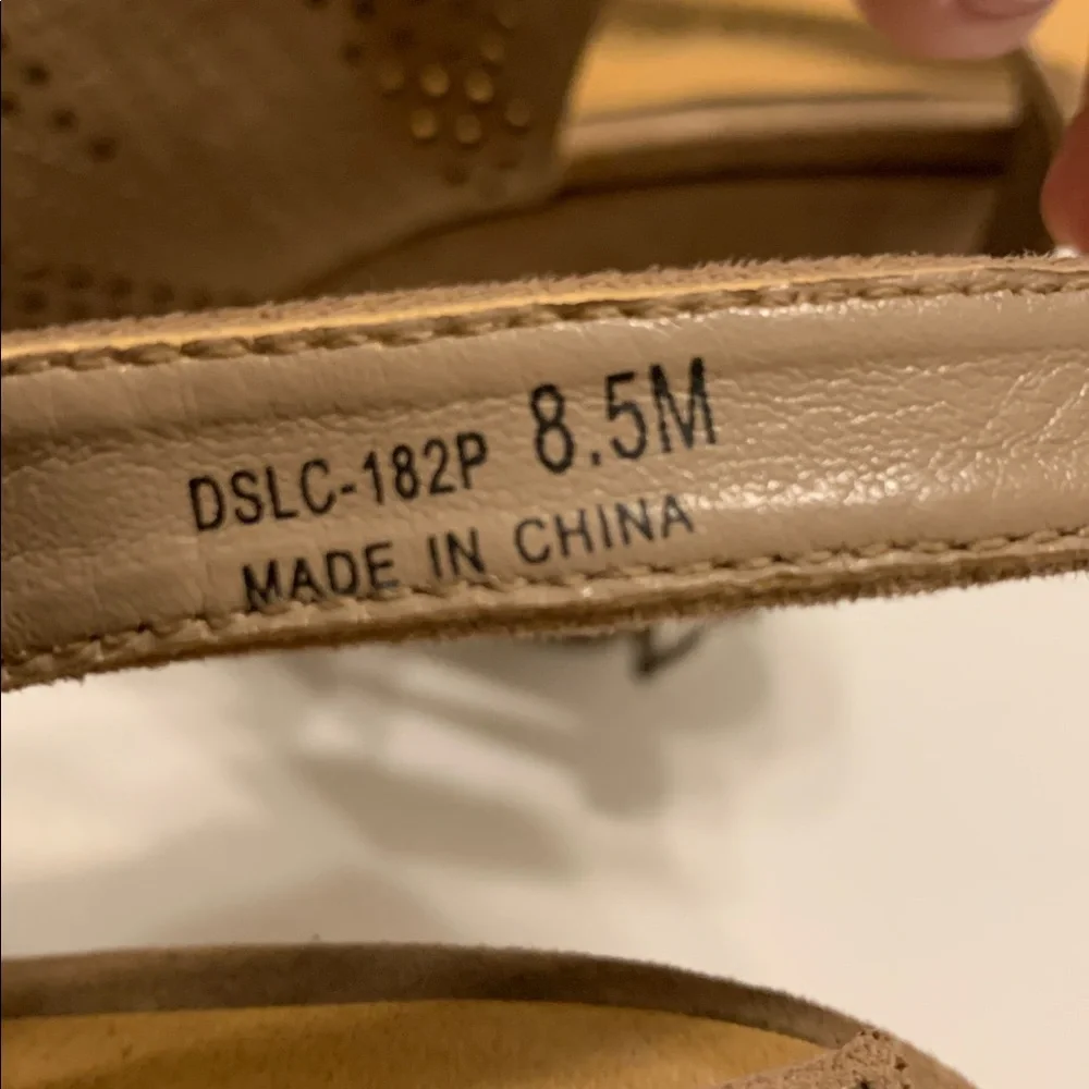 Chinese Laundry Beige Micro Suede Wedge Heel Women’s Size 8.5